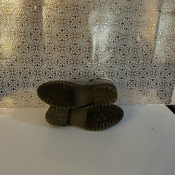 Serra Women’s Ankle Booties. Size 9. Zip closure. Preowned. Good condition. - Picture 7 of 8